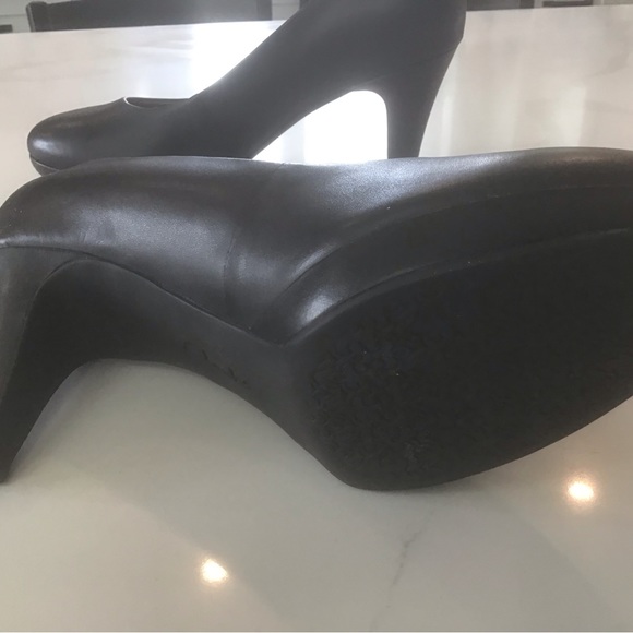 New Clarks platform 3.5” heel pumps. - Picture 8 of 9